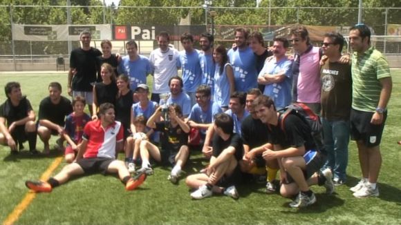 Imatge dels dos equips del partit 'Alguna Pregunta Menys?'