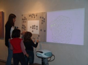 Nens interactuant amb les obres de 'ZOOOM' a Pou d'Art