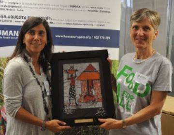 Cristina Paraira ha rebut el premi de mans d'Elisabeth Molinar. Font: Localpress