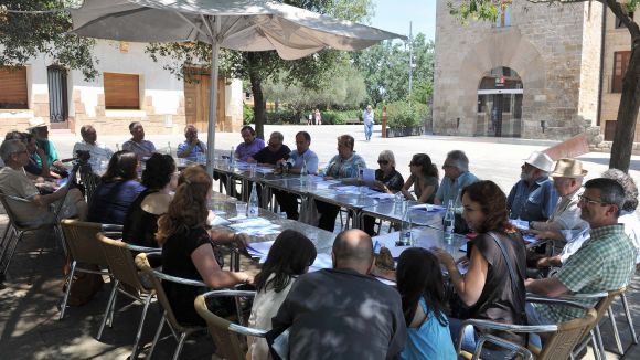 Organitzadors i collaboradors de les Lectures a la Fresca durant la presentaci de la iniciativa / Font: Localpress