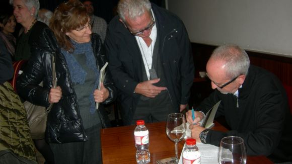 L'autor ha signat llibres durant la presentaci