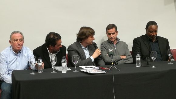 Manuel Moreno s el primer per l'esquerra i l'acompanya Jordi Robirosa