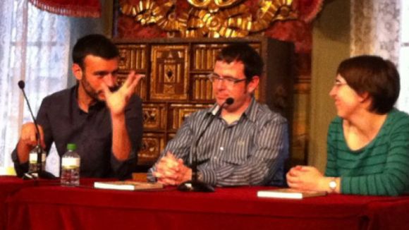 Castells (A l'equerra) i Sunyer (al mig) en la seva presentaci del llibre a Girona / Font: Gironanoticies.com
