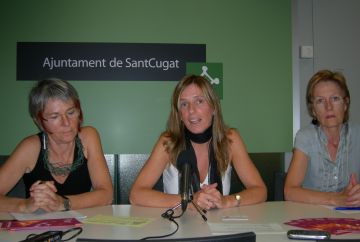 Esther Salat, al centre, i Alba Serra, a la dreta, durant la presentació del programa