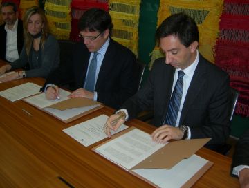 Recoder i Fajula durant la signatura del conveni