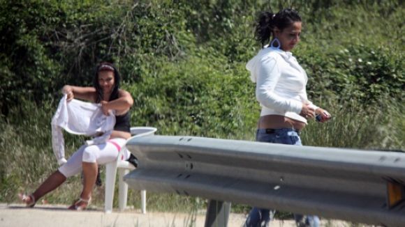 Dues dones exercint la prositució a una carretera / Foto: Marina López / Arxiu ACN