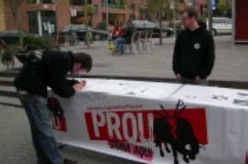Prou! va recollir 1.200 signatures a Sant Cugat en contra de les curses de braus