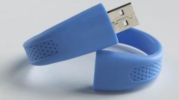 La pulsera USB s'ha creat per a la gent gran / Font: Xataka.com