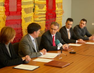 Llus Recoder i Ramon Canela, signant el conveni