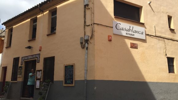 Exterior del restaurant Casablanca amb un dels socis, Antoni Beltran, a la porta del local
