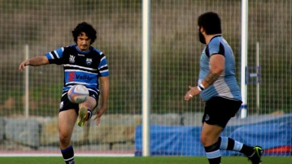 Iali Berasategui efectuant un xut amb el Club Rugby Sant Cugat