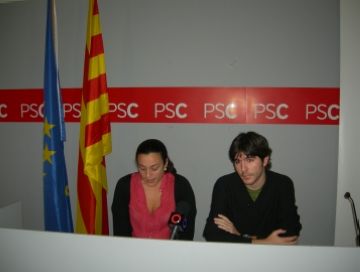 La presidenta de la secci local de la JSC, Elena Vila, i un dels membres Mario Gutirrez en la roda de premsa