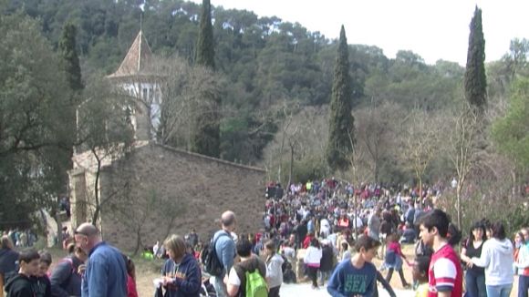 Centenars de persones han gaudit d'un dia primaveral a l'ermita de Sant Medir