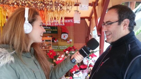 Eva Garrido del SAF entrevistant un paradista a la Fira de Santa Llcia de l'any passat