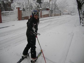Una santcugatenca ha enviat una fotografia on es prepara per esquiar al seu carrer
