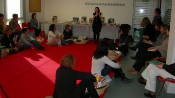 Educadors durant una sessi a l'Institut de la Infncia