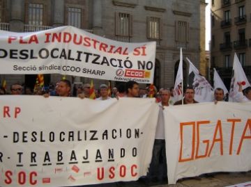 Treballadors de Sharp protestant en contra de la deslocalitzaci