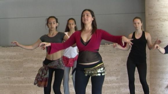 Alumnes ballant dansa del ventre en un moment de l'activitat