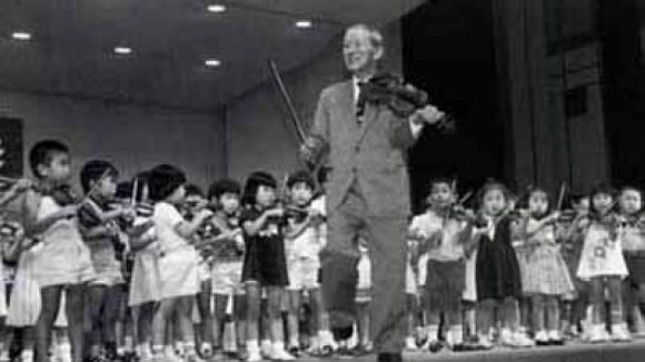 El Dr. Suzuki en un concert amb els seus alumnes