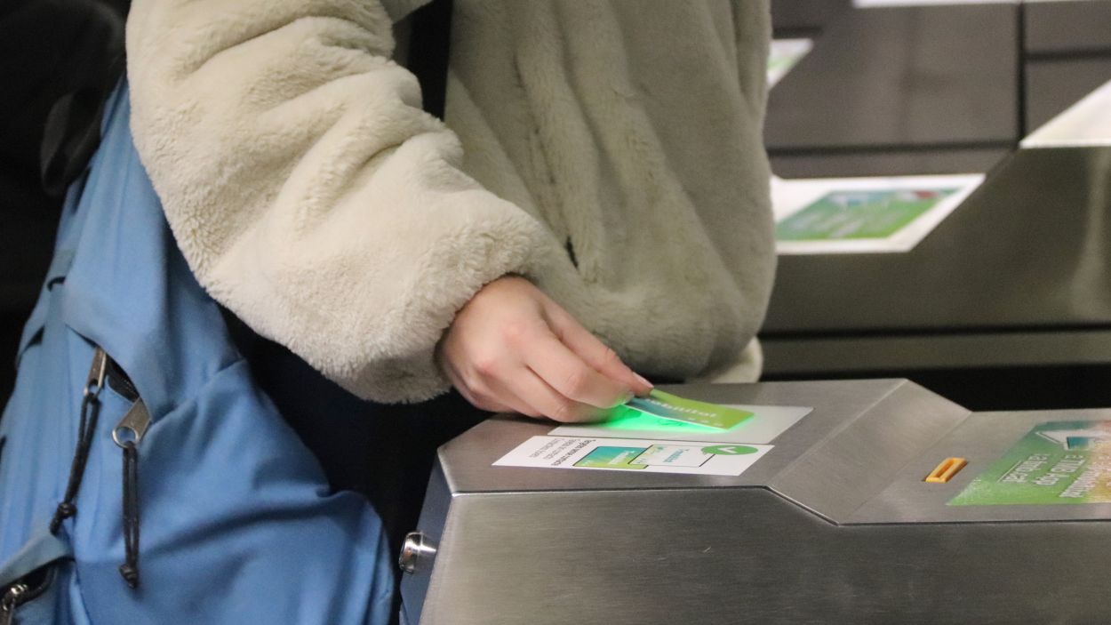 Una persona fent servir la T-mobilitat / Foto: Acn