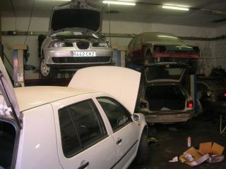 Interior d'un taller de reparaci de vehicles