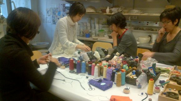 Yumi Kato demostrant com es treballa la seda