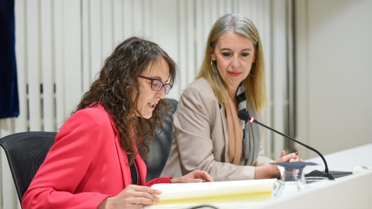 La consellera d'Igualtat i Feminismes, Tània Verge, conjuntament amb l'alcaldessa, Mireia Ingla / Foto: Ajuntament