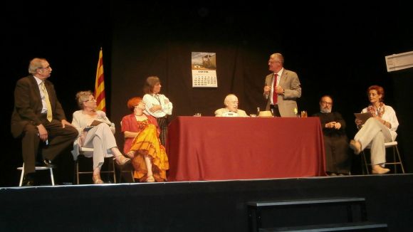 El Grup de Teatre Espiral representant 'Taula Rodona, o la joia de ser catalans'