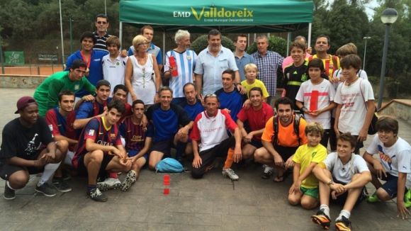 Imatge dels participants del torneig de futbol, tennis i volei platja / Font: EMD Valldoreix