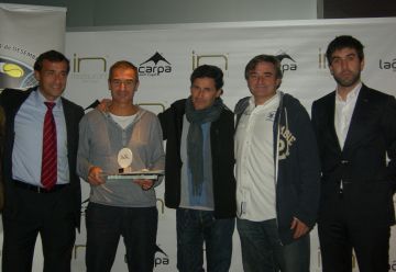 L'equip Distaq ganyador de la 4a edició del torneig Interempreses amb el regidor d'Esports, Xavier Tizón