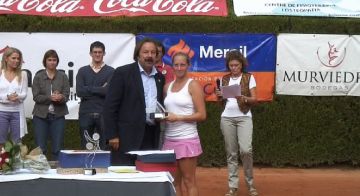 El president de la Federaci Catalana de Tennis amb Reka-Luca Jani