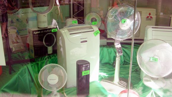 Els aires condicionats i ventiladors, vies d'escapament per la pujada de temperatures