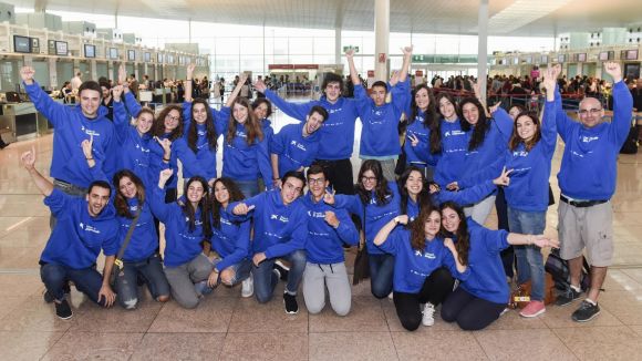 Les alumnes del Than Sant Cugat amb els altres alumnes catalans guanyadors del premi a l'aeroport del Prat / Foto: La Caixa