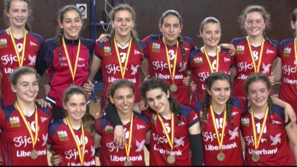 Les jugadores del RGC Covadonga amb la medalla de campiones d'Espanya