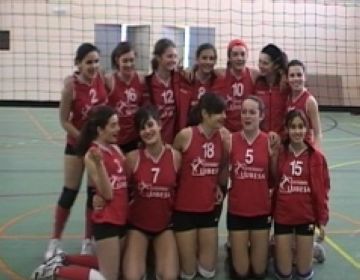 L'equip infantil del Club Voleibol Sant Cugat on juga Anna Planas