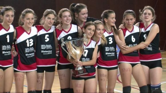 Imatge de l'equip infantil del Club Voleibol Sant Cugat on militen Se, Rouco i Montoro