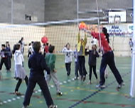 Els nens gaudeixen jugant a voleibol