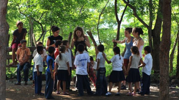 Voluntaris de l'associaci amb nens nicaragencs / Font: Rostroscolores.santcugatentitats.net